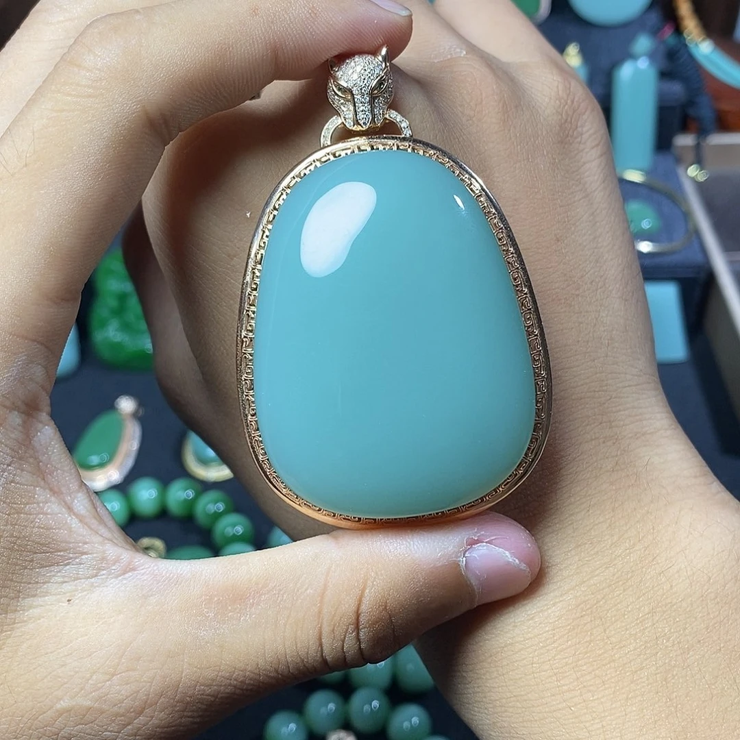 颈饰18K金镶嵌和田玉（碧玉）