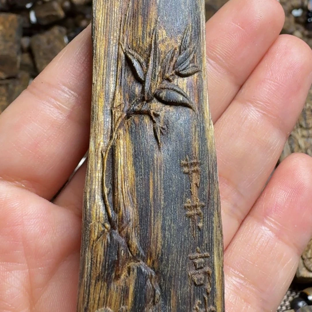 沉香吊坠白棋雕刻牌11克