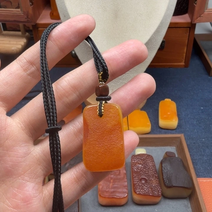 蜜蜡未镶嵌吊坠(赠链)