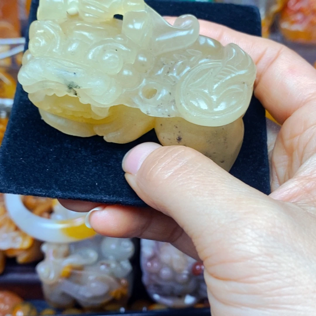 未镶嵌石英质玉（黄龙玉）颈饰
