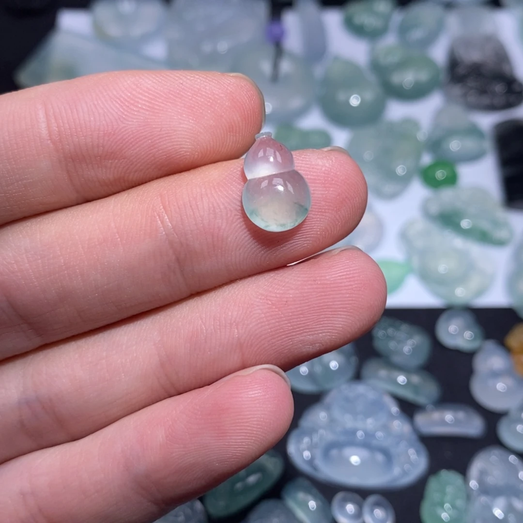 翡翠未镶嵌颈饰葫芦