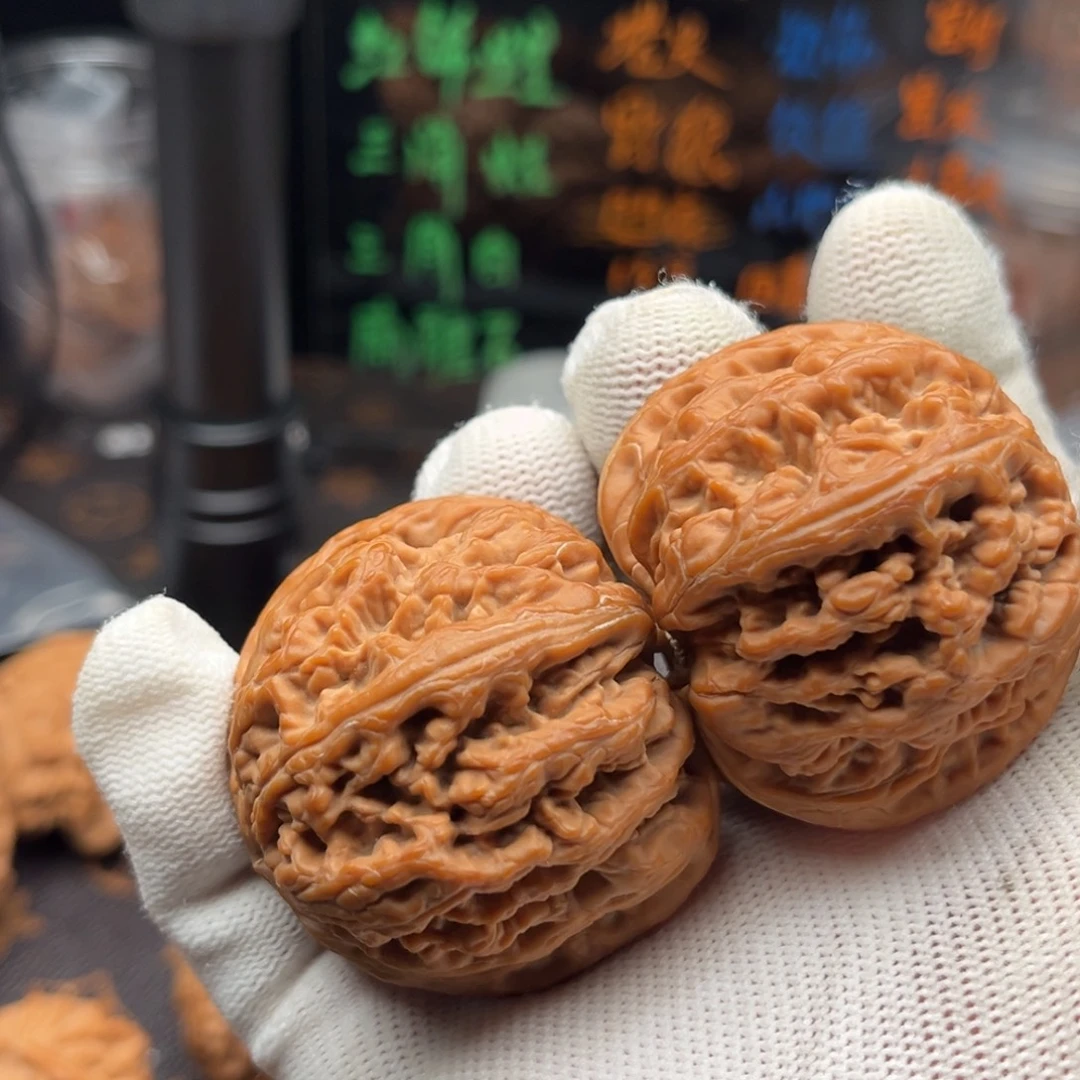 杨***心文玩核桃吊坠粗筋