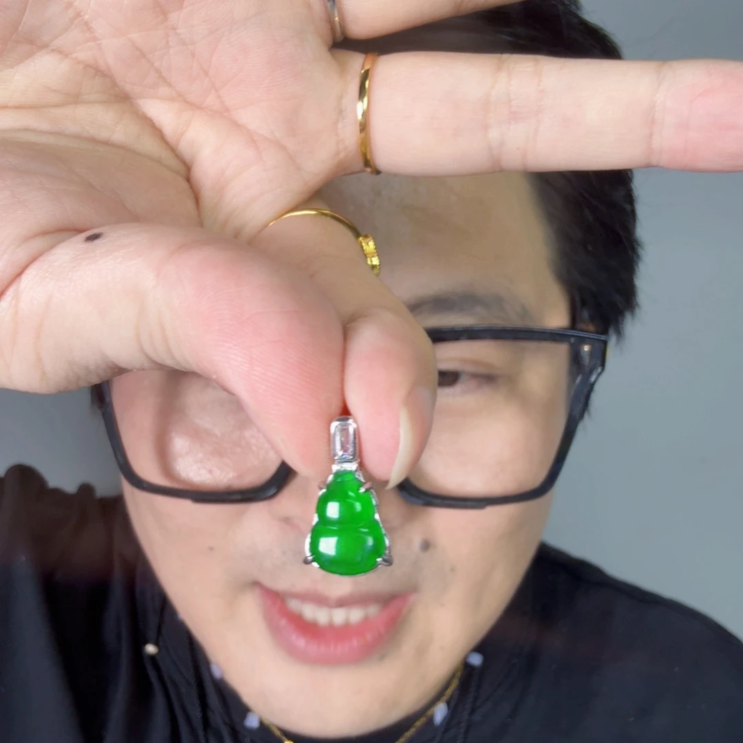 翡翠未镶嵌颈饰一件