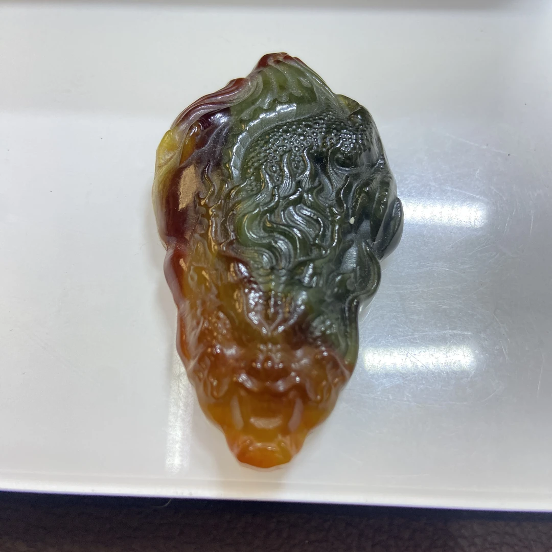 岫玉俏色巧雕花玉随型龙甩货雕刻吊坠气质时尚金色精美