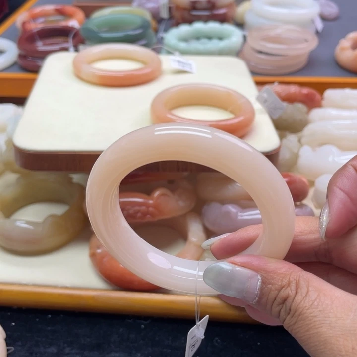 未镶嵌石英岩玉珠宝奇石半****。