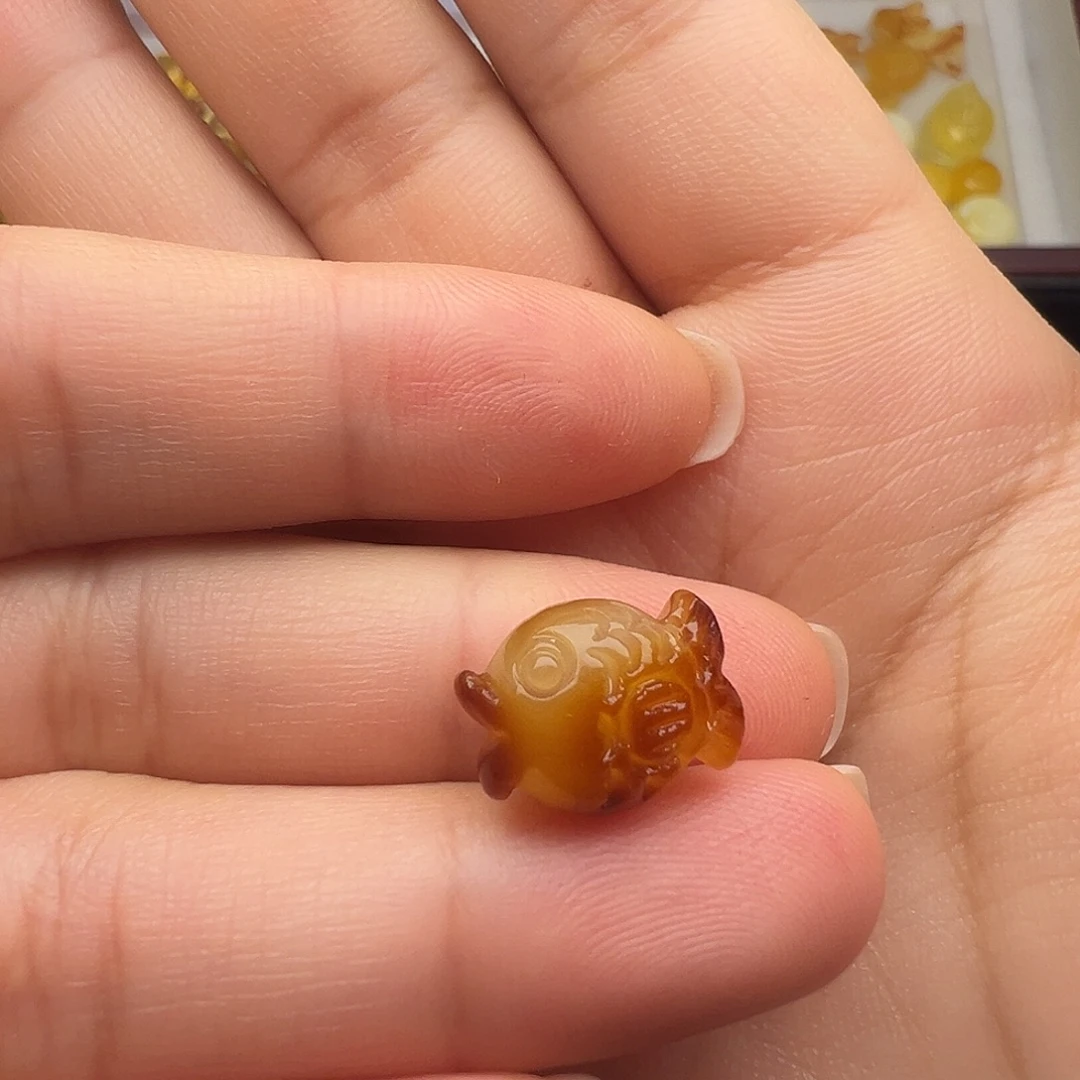 蜜蜡未镶嵌颈饰胖鱼（打孔不退换）