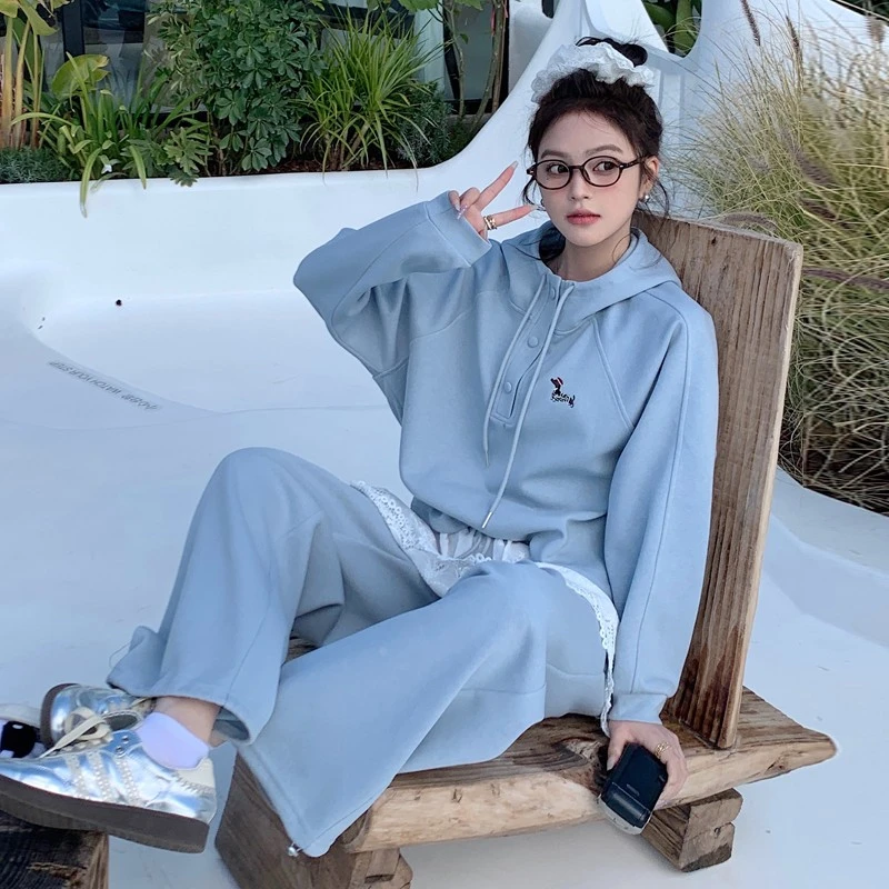 奶蓝色连帽卫衣套装女秋2025新款设计感蕾丝阔腿裤休闲减龄两件套