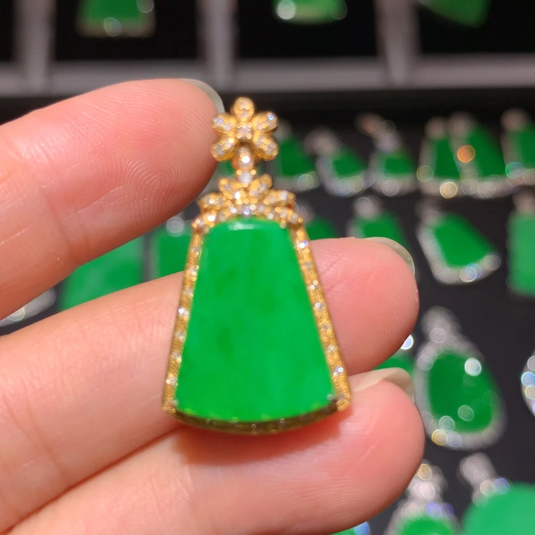 翡翠18K金镶嵌颈饰翡翠