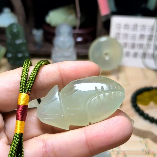 蛇纹石玉未镶嵌颈饰