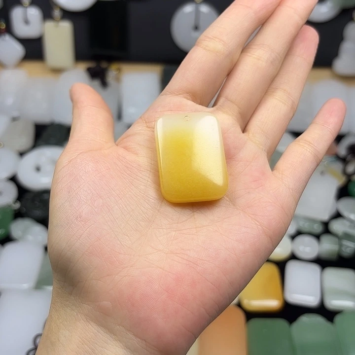 亦***言石英质玉未镶嵌颈饰