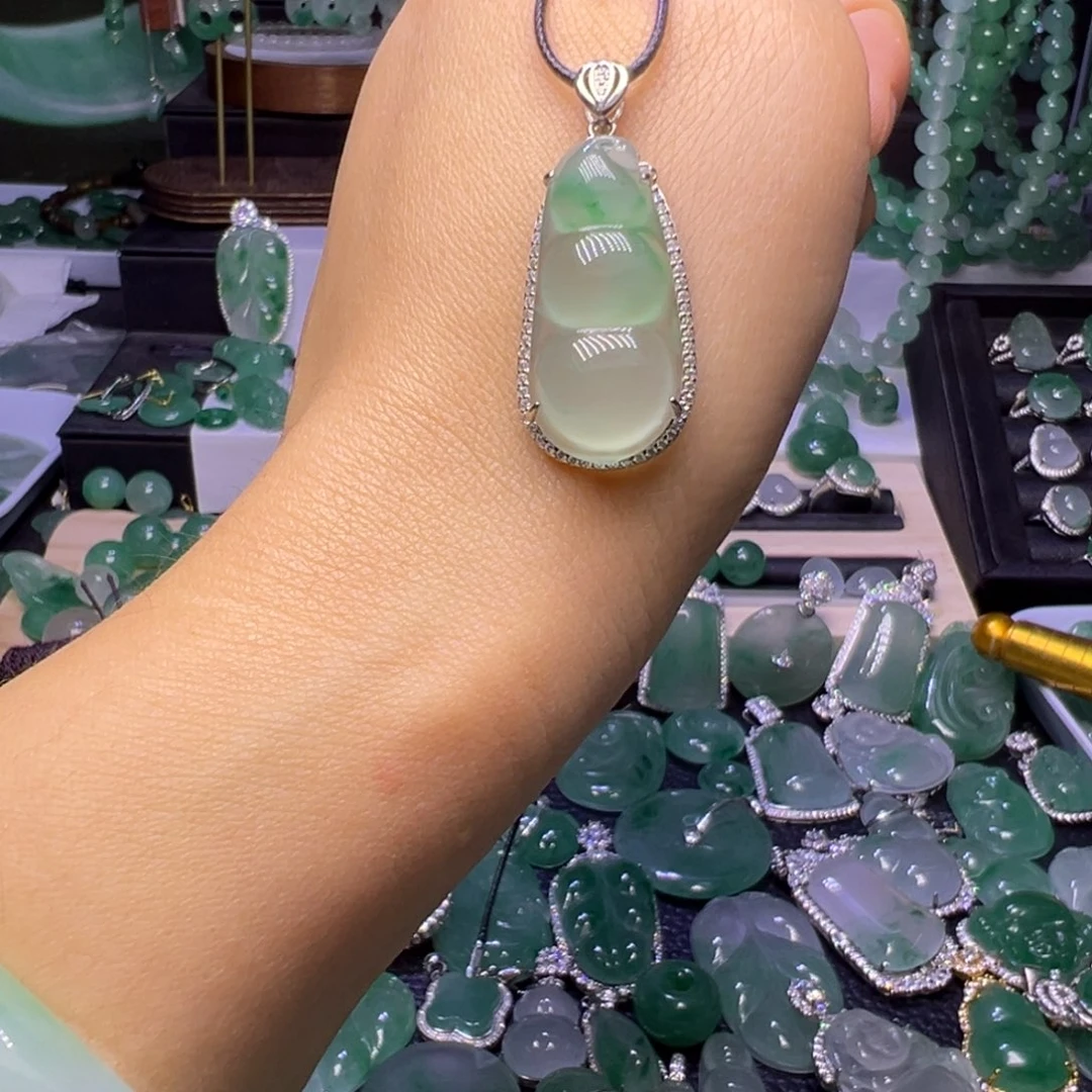 石英质玉（非洲翠）未镶嵌颈饰