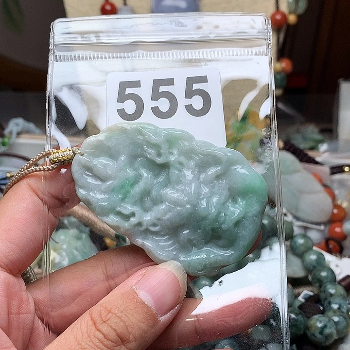 翡翠颈饰未镶嵌中****女翡翠