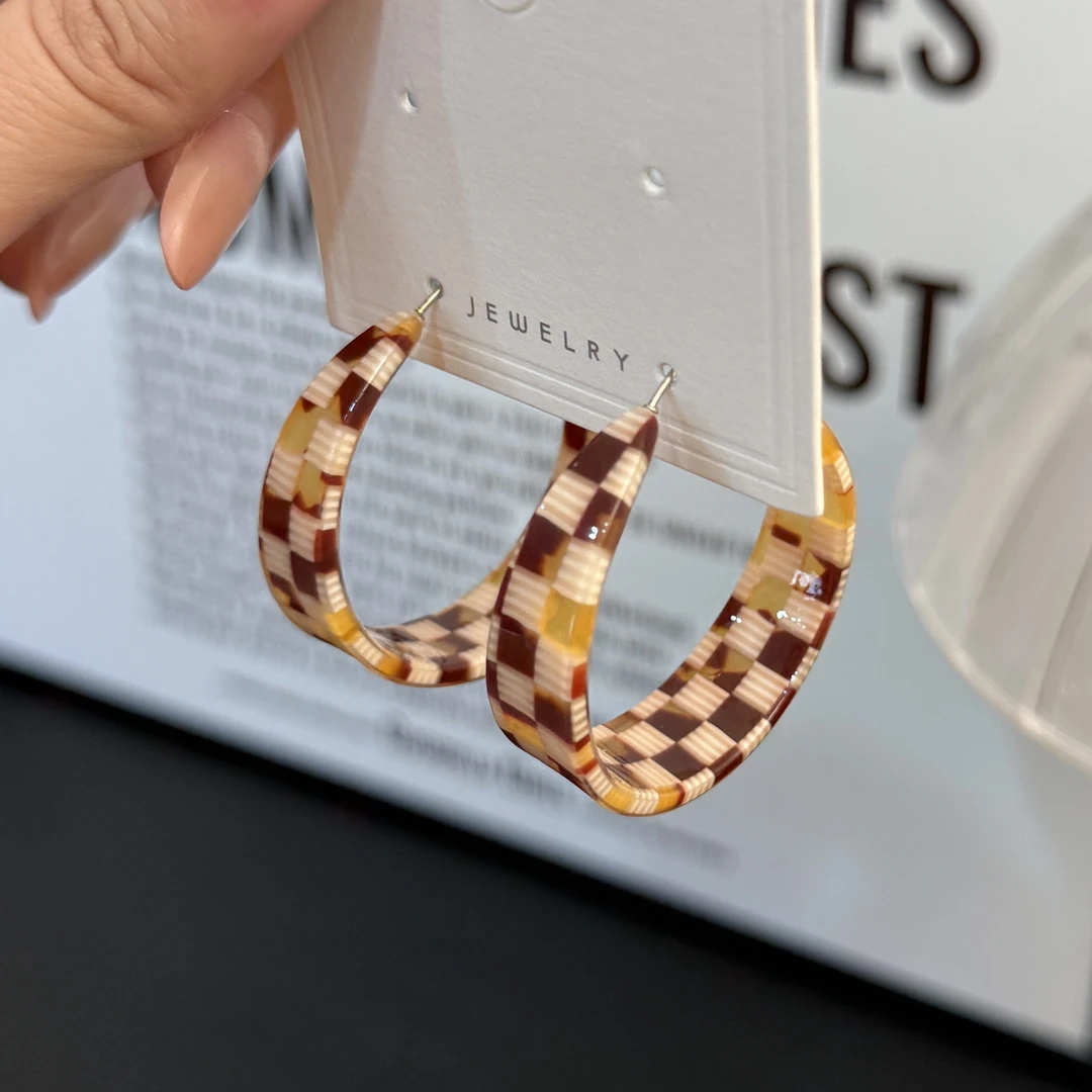 非金属树脂耳饰 棋盘格树脂撞色耳环女小众耳圈高级感气质耳饰