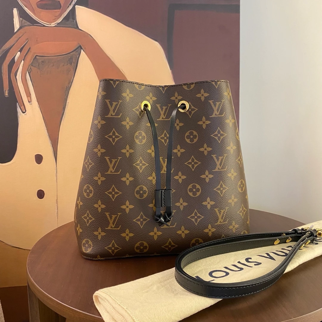 95新 LouisVuitton/路易威登 黑水桶 单肩包14153756