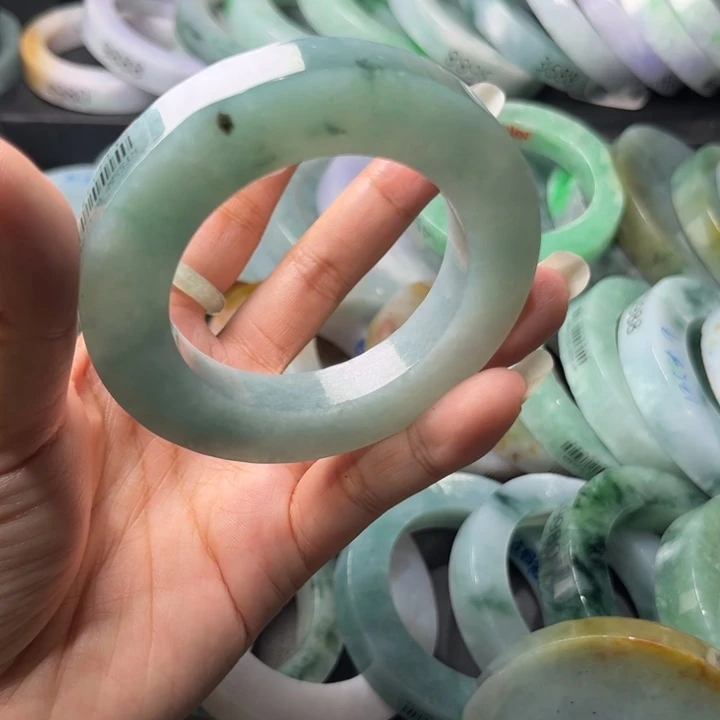 定制翡翠未镶嵌翡翠手镯