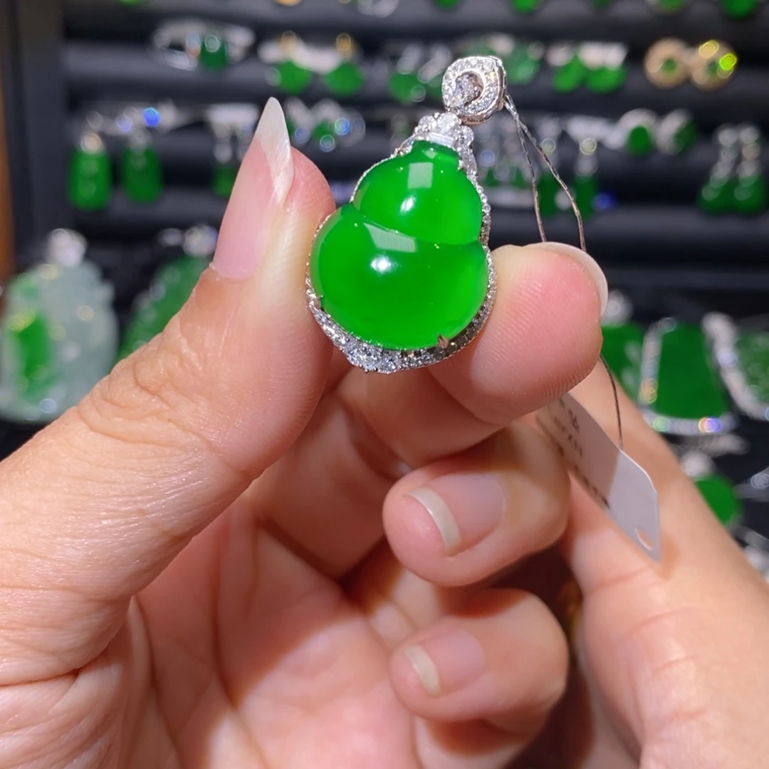 翡翠18K金镶嵌颈饰葫芦吊坠