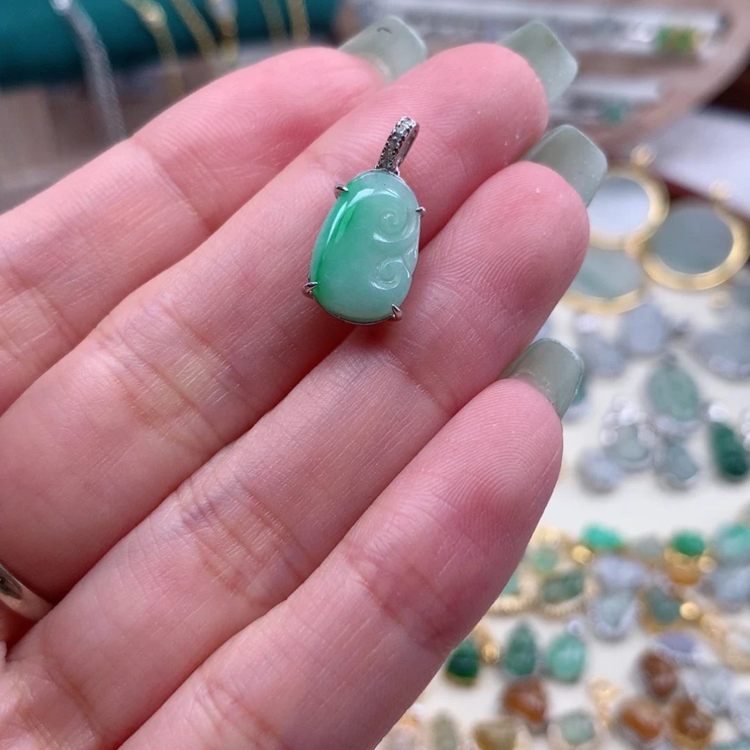 颈饰银S925镶嵌翡翠如意