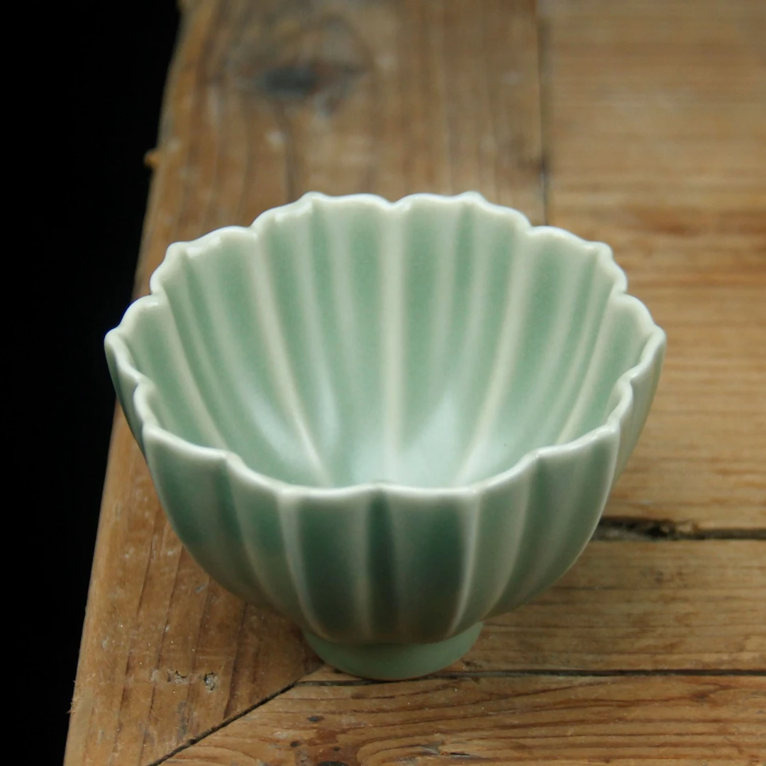 龙泉青瓷豆青花口杯