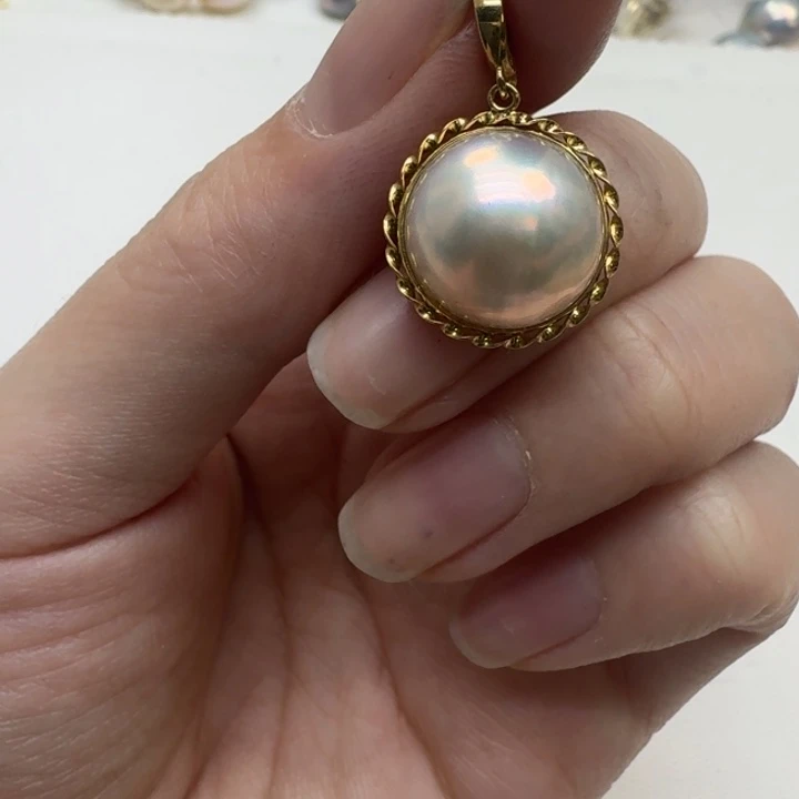 18K金镶嵌拼合珍珠（马贝珠）颈饰