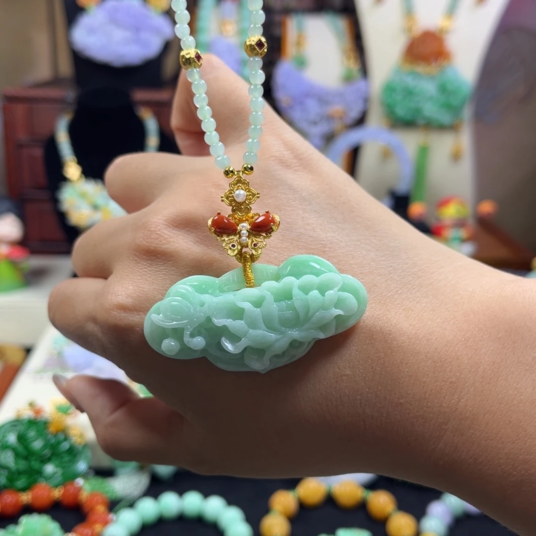 翡翠未镶嵌吊坠(赠链)满绿锁包
