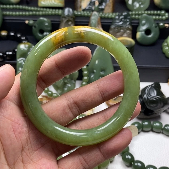 岫岩河磨玉（透闪石质玉）手镯未镶嵌