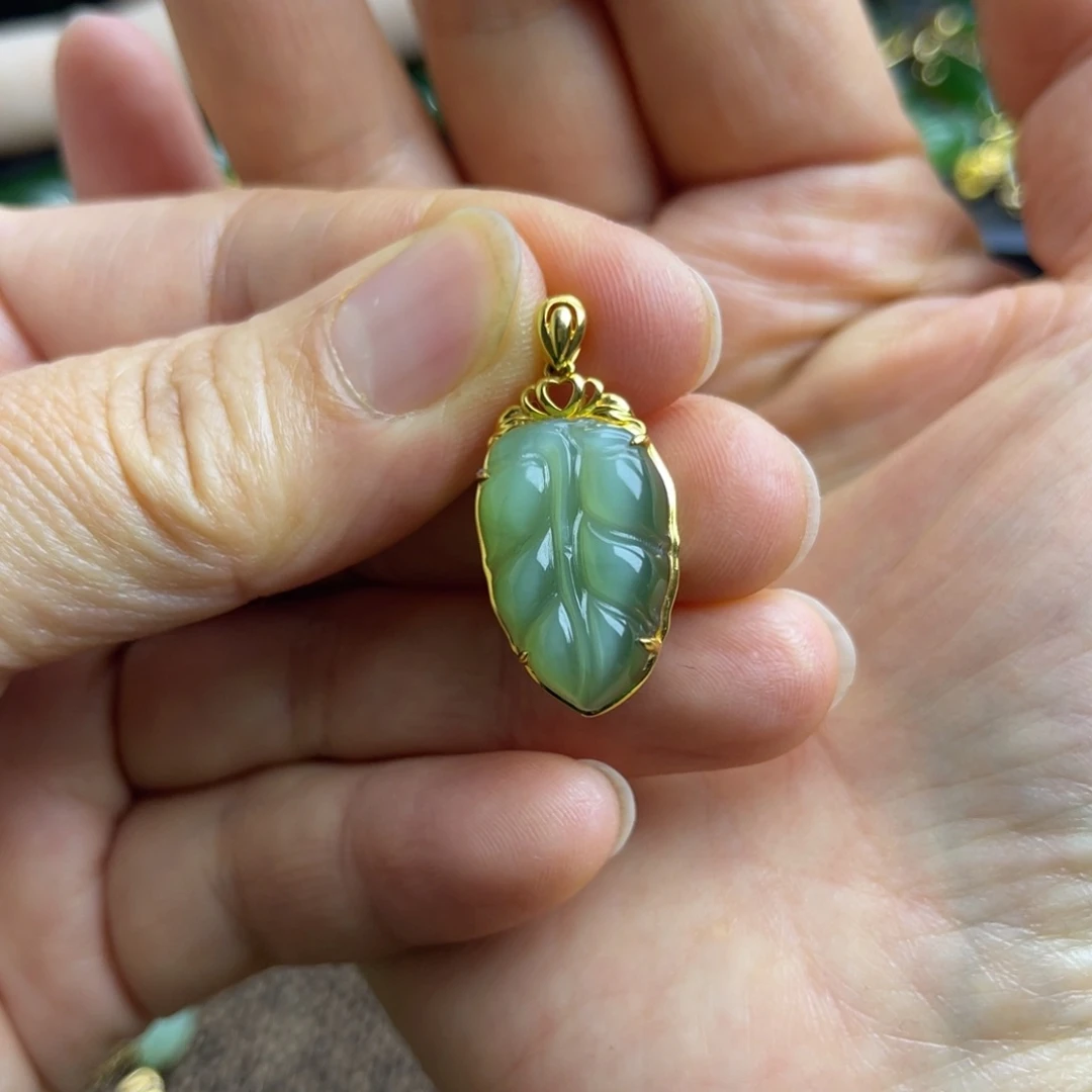 和田玉吊坠(不含链)18K金镶嵌欧*妮