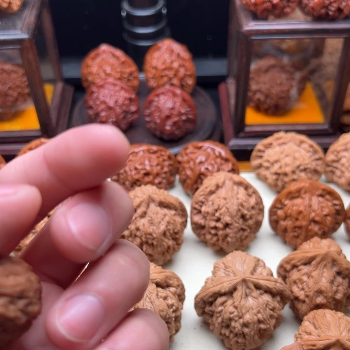 屈***江吊坠桃核给哥哥哥哥