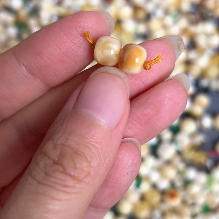 未镶嵌蜜蜡裸石7.6mm一对