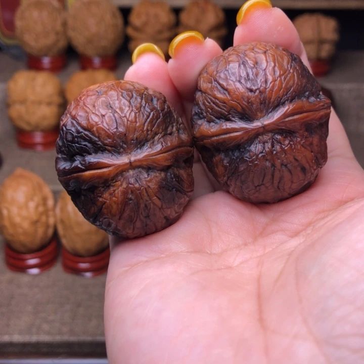 文玩核桃把件4号墨玉猫眼39尺