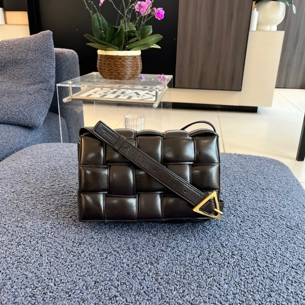 95新 BOTTEGA VENETA/葆蝶家 Cassette黑棕色编织牛皮斜挎包