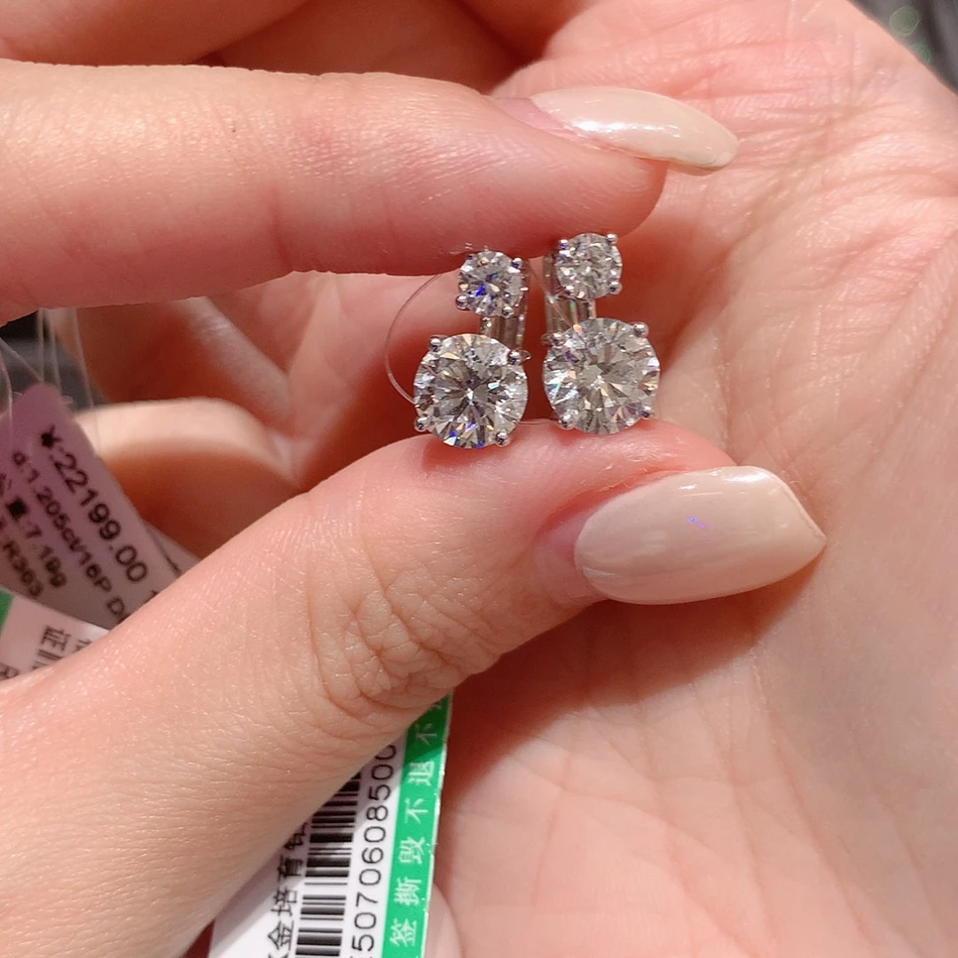 三***好18K金镶嵌颈饰合成钻石