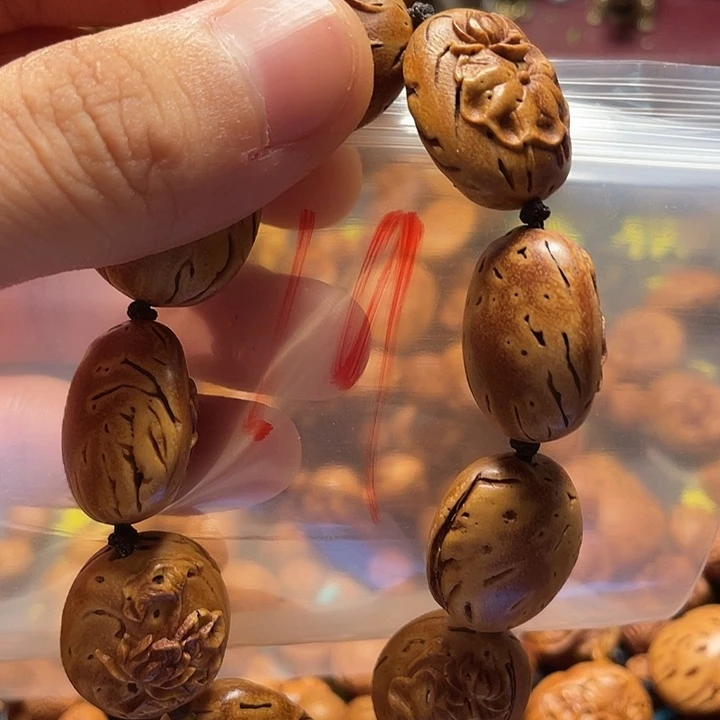 大桃核雕刻瑕疵莲花