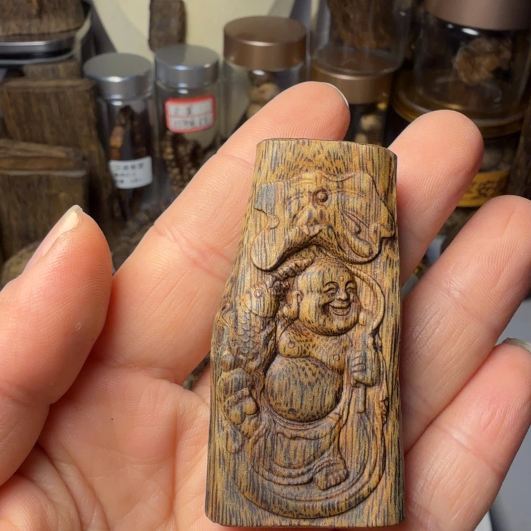 R***y沉香沉香枕海南老白棋老料佛公雕刻牌10.8克