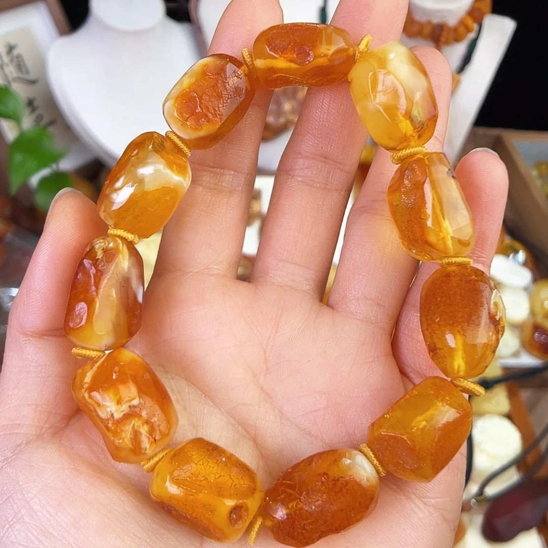 琥珀珠宝奇石未镶嵌。