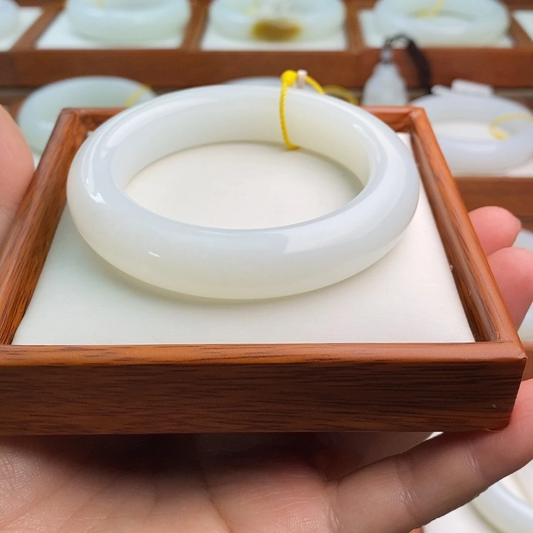 靓***仔和田玉（白玉）未镶嵌手镯