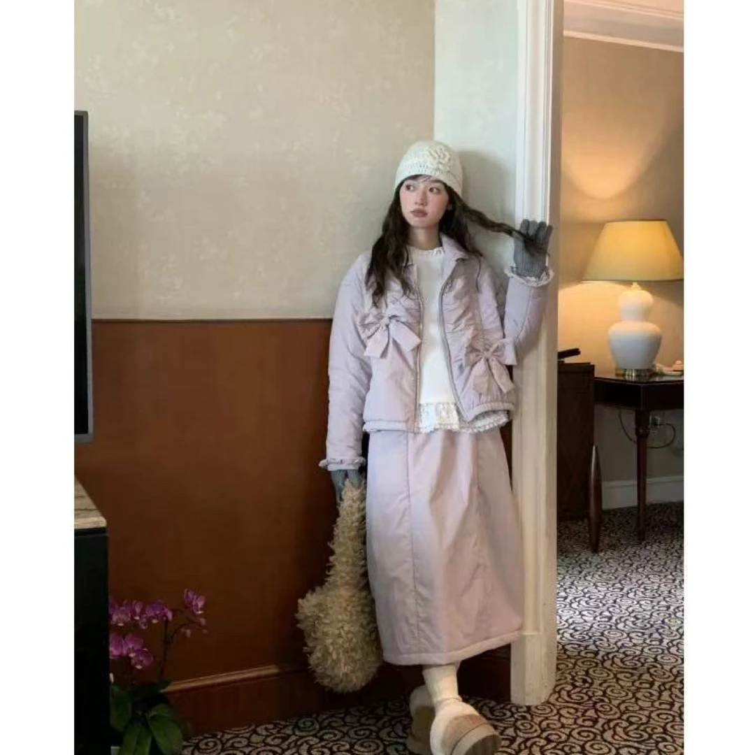 时尚简约风格保暖棉服外套搭配可拆卸围脖与半身裙