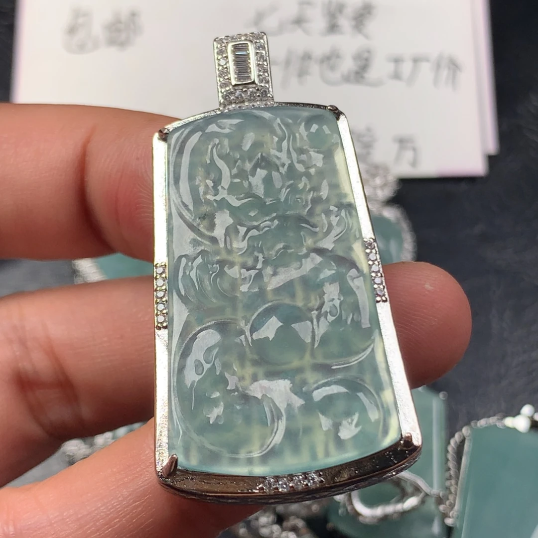 颈饰未镶嵌翡翠飞龙在天