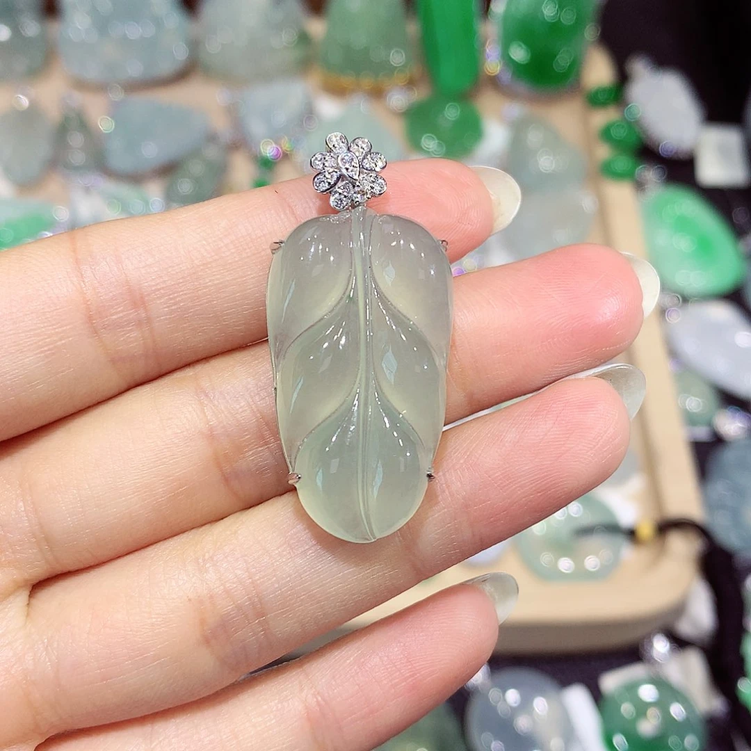 翡翠18K金镶嵌颈饰叶子