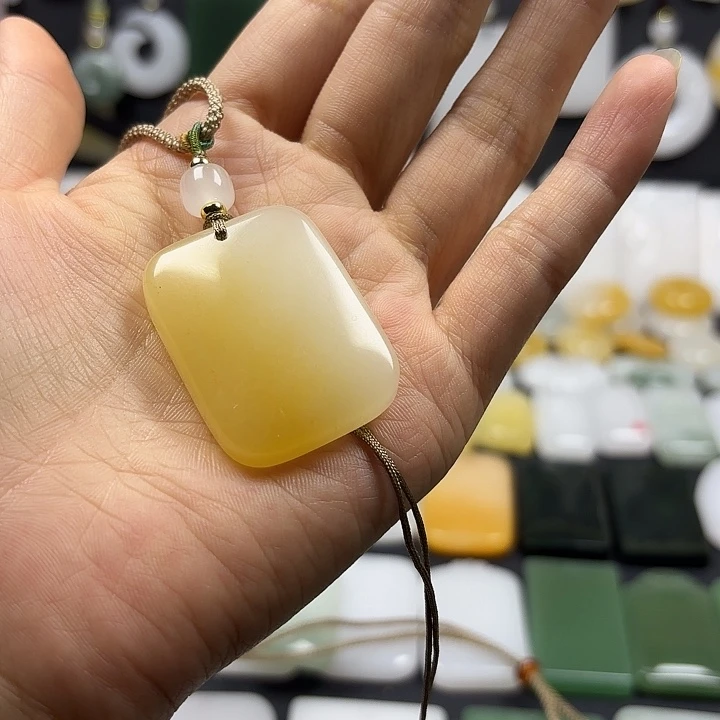 颈饰未镶嵌石英质玉（金丝玉）