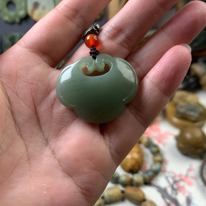 透闪石质玉未镶嵌颈饰