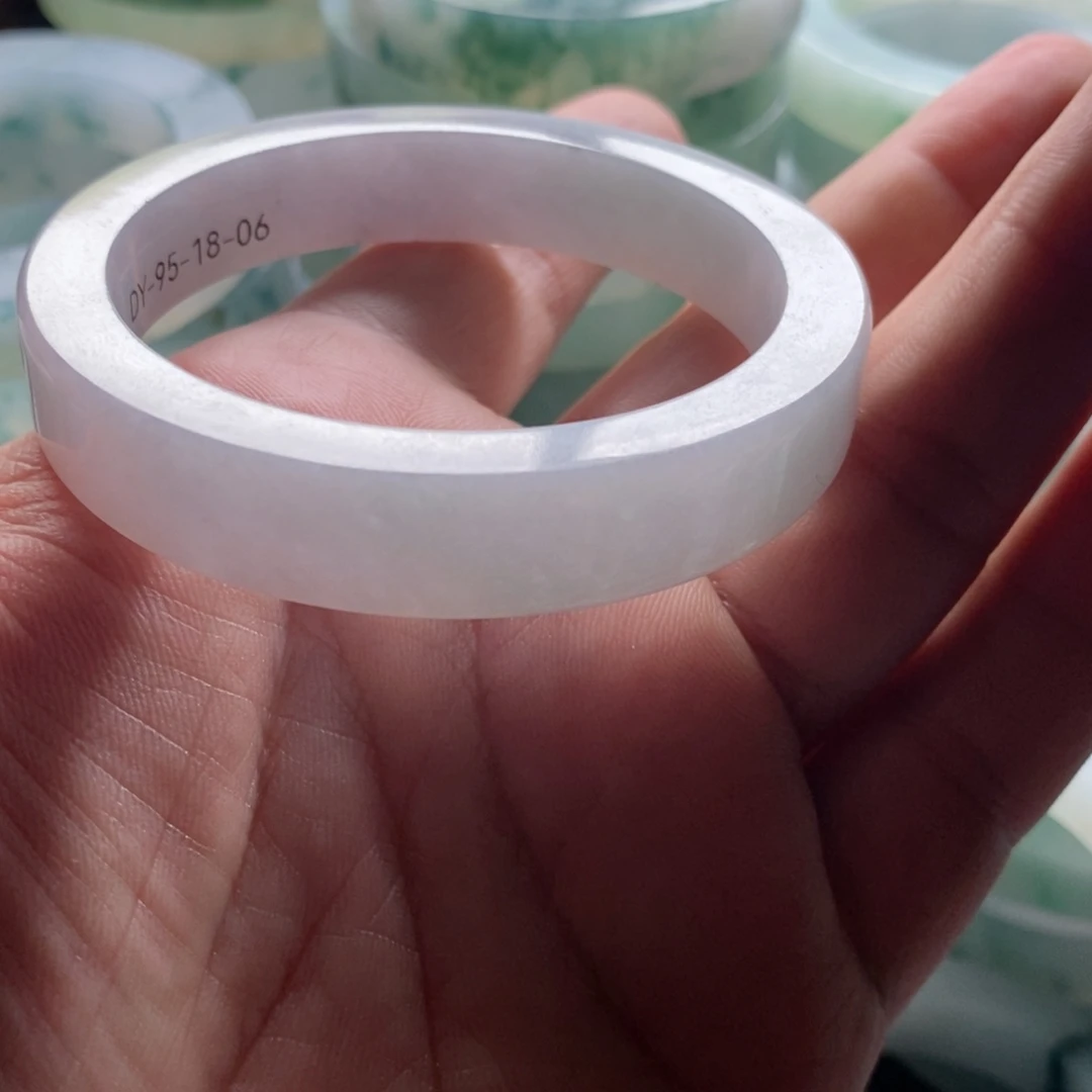 定制翡翠未镶嵌手鋾