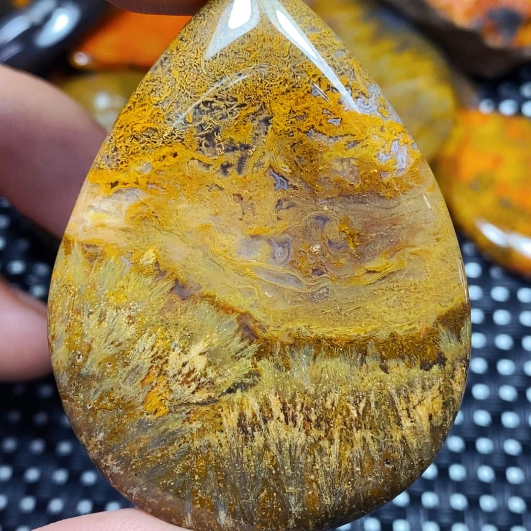 未镶嵌颈饰玛瑙/玉髓㜂*
