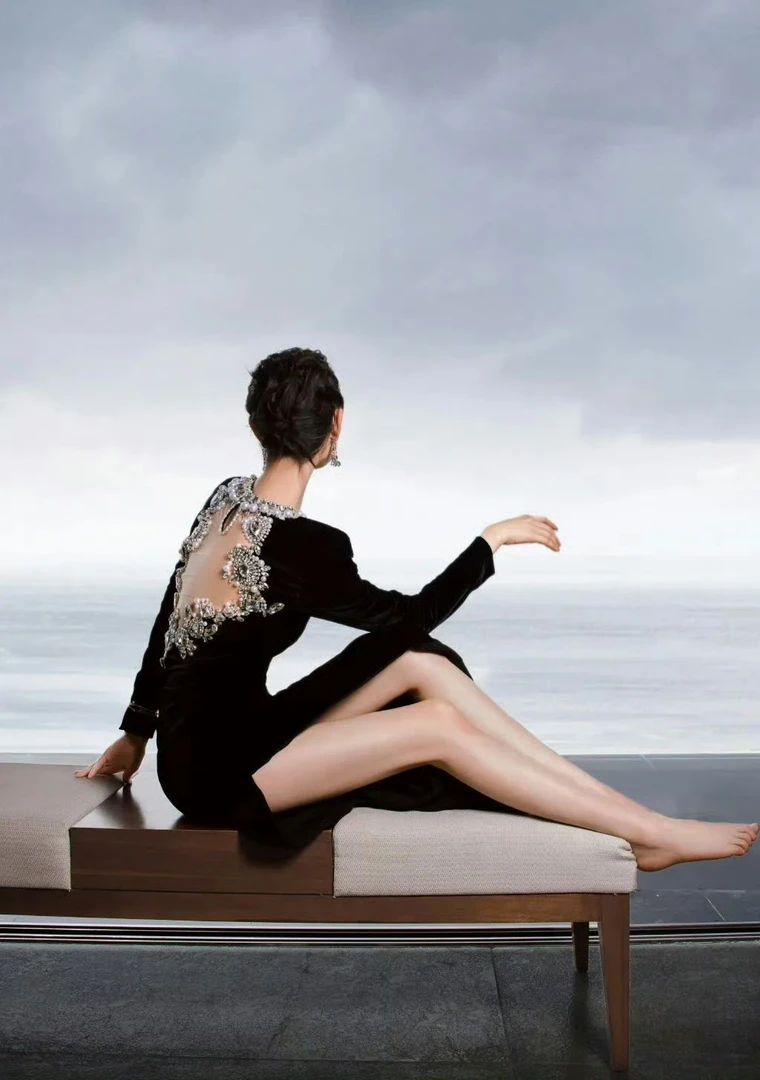 倪妮明星同款晚礼服裙长款手工钉珠长袖丝绒连衣裙气质年会露背裙