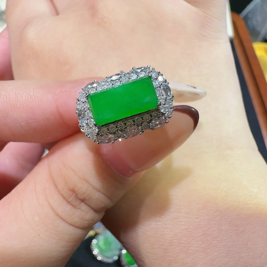 【闪购商品】18K金镶嵌戒指翡翠