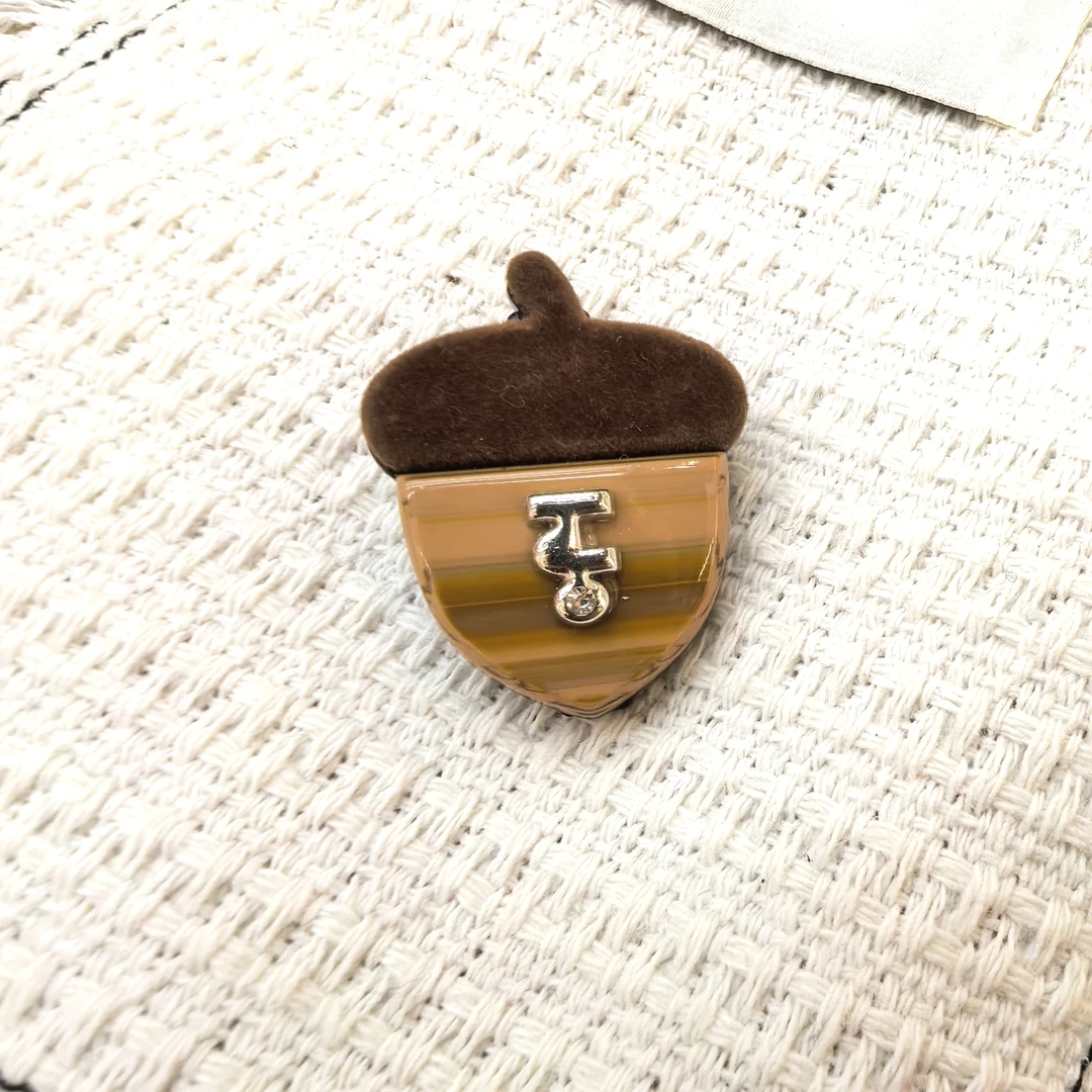 D039咖色条纹小松果绒绒醋酸边夹