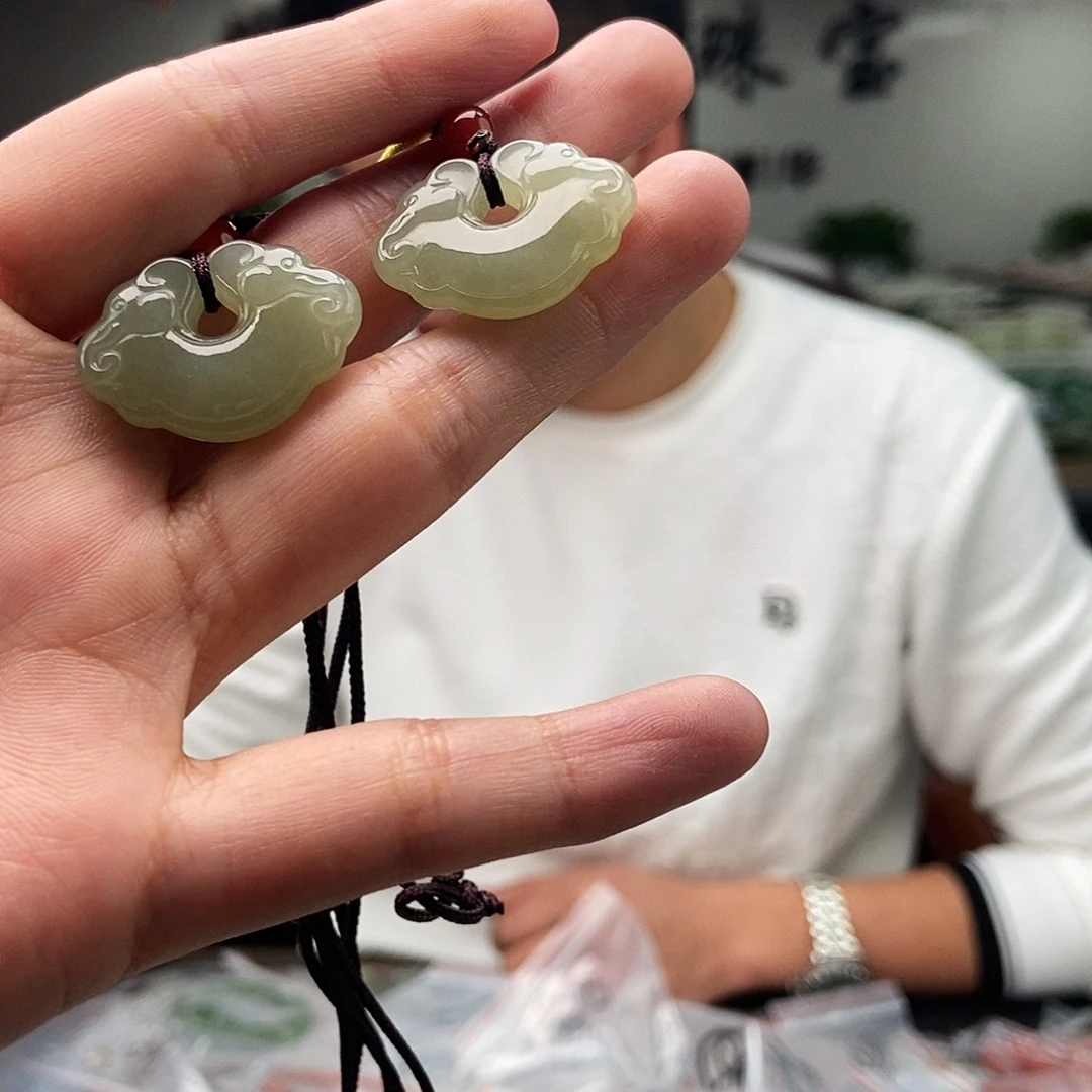 和田玉未镶嵌颈饰颜色多样性发拍一发一