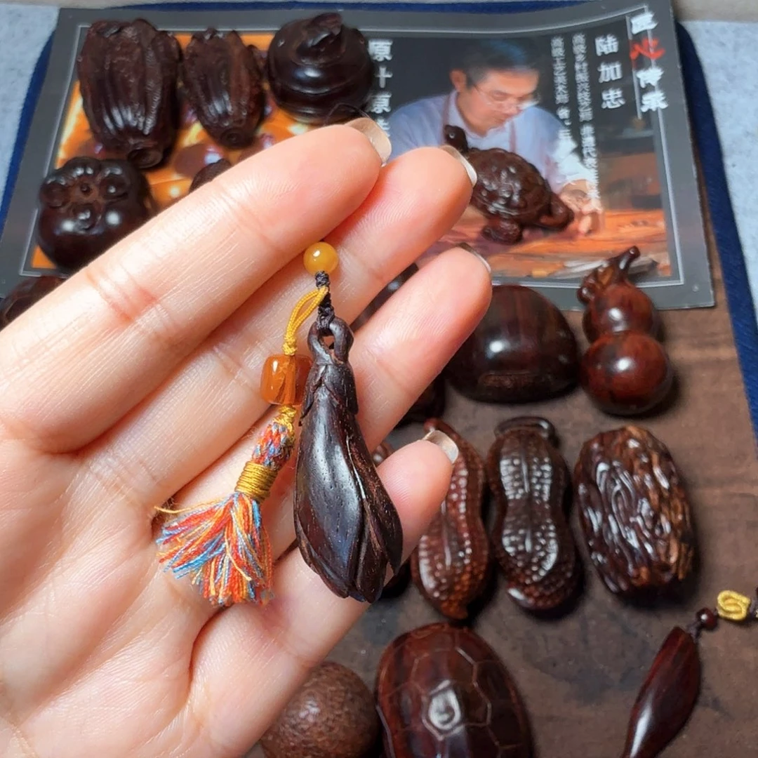 檀香紫檀（小叶紫檀）手工雕刻玉兰花