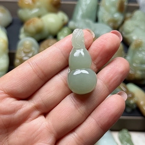 和田玉未镶嵌颈饰龍**人