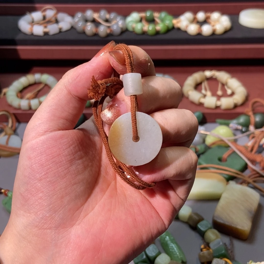 N****和田玉未镶嵌颈饰