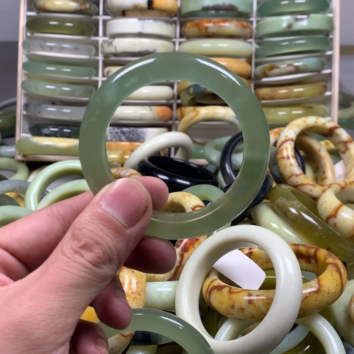 蛇纹石玉手镯未镶嵌糖*?